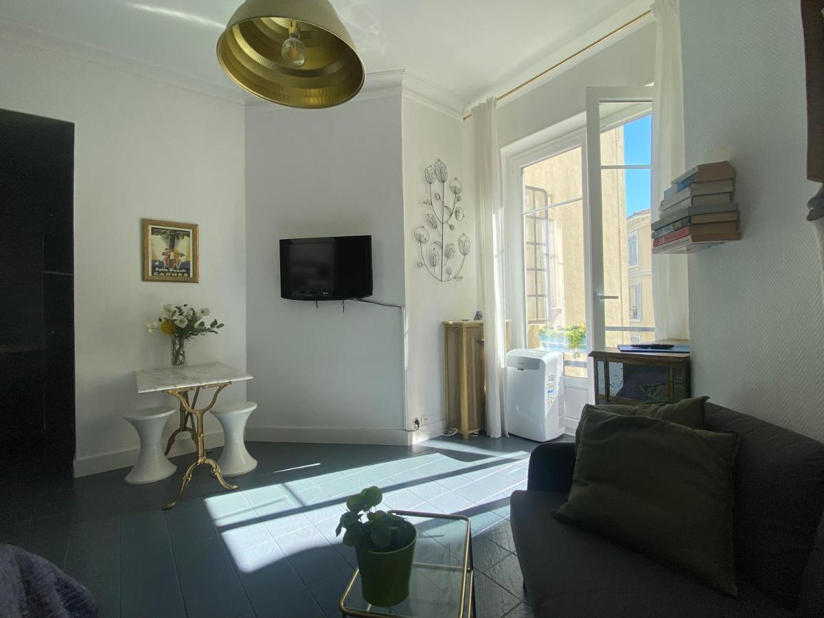 Un En Apartment *